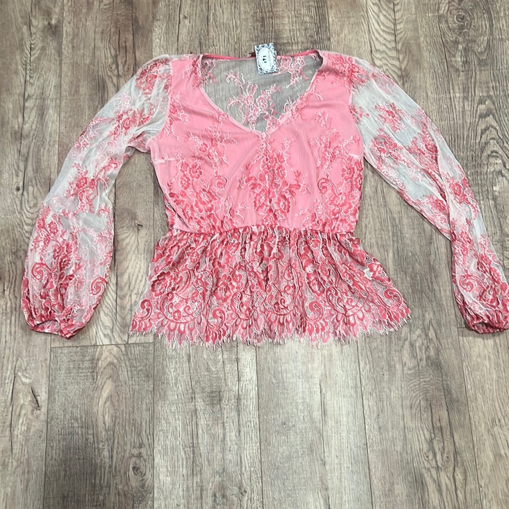 WILLOW & ROOT | Buckle coral/nude lace overylay peplum blouse